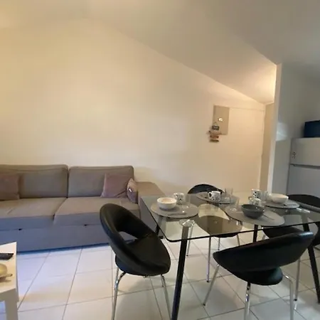 Apartment T2 Avec Piscine A Sainte-maxime, Calme, Proche Commerces Et Loisirs. - Fr-1-226-537 *